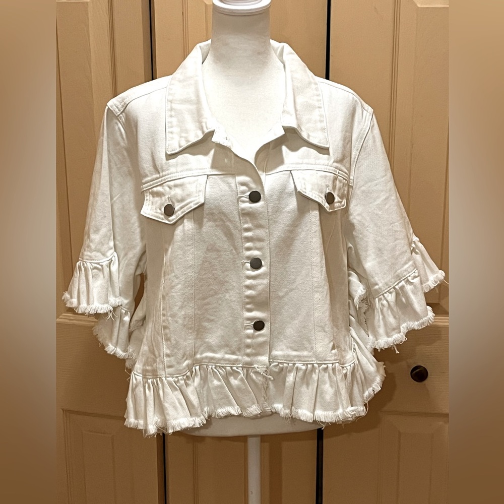 Ruffled denim / jean jacket w/ distressed hems. Buttoned up, oversized. White. M - Picture 5 of 13